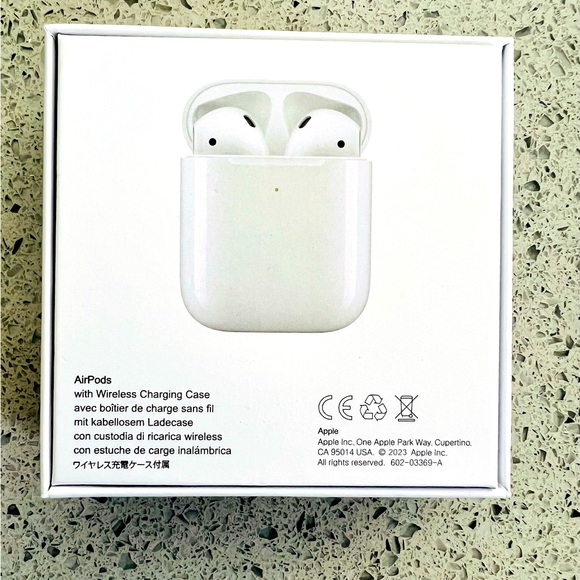 AirPods 2nd Gen with Wireless charging case - Picture 4 of 4